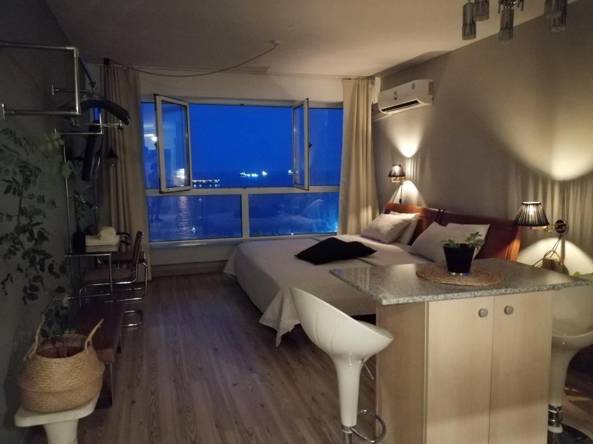A City-Center Seaview Penthouse At Oceanic 利马索尔 外观 照片