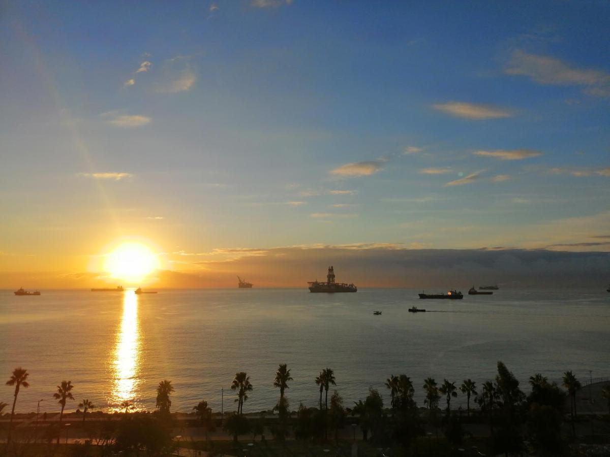 A City-Center Seaview Penthouse At Oceanic 利马索尔 外观 照片